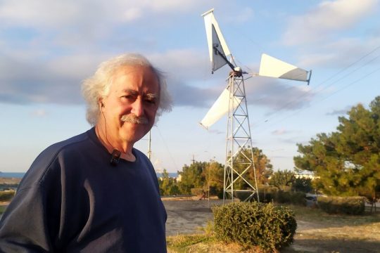 Ο καθηγητής Δημήτρης Χρηστάκης, μπροστά στο πρωτότυπο του ανεμουργού, που λειτουργεί στο ΕΛΜΕΠΑ